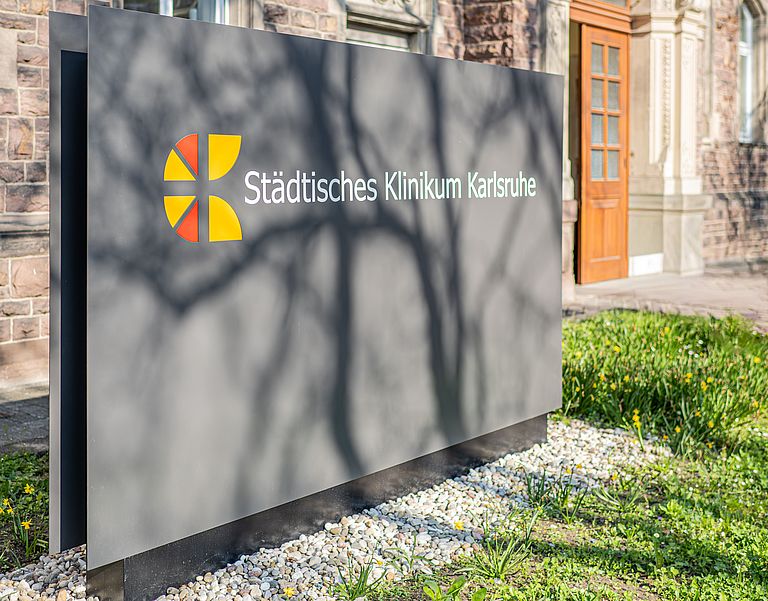 Das Bild zeigt die Stele vor Haus A.