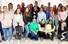 Das Bild zeigt ein Gruppenfoto mit den Teilnehmenden der Fachweiterbildung „Intensivpflege und Anästhesie“.