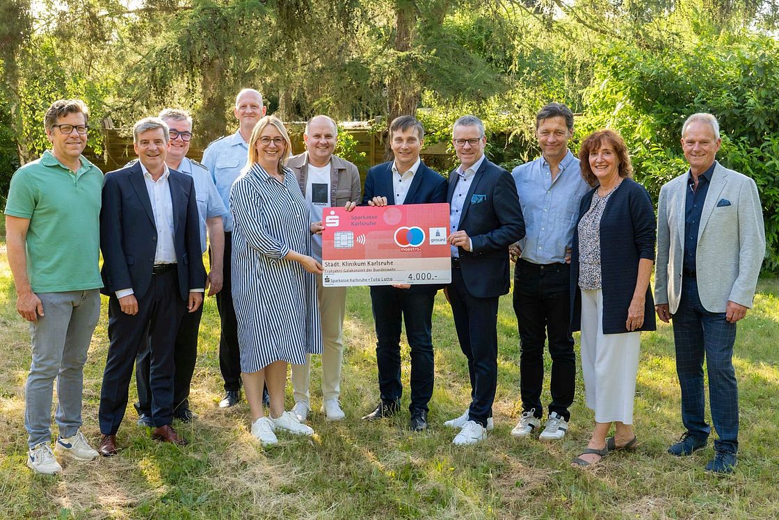 Das Bild zeigt die Scheckübergabe von Toto Lotto Baden-Württemberg und der Sparkasse Karlsruhe ans Klinikum Karlsruhe.