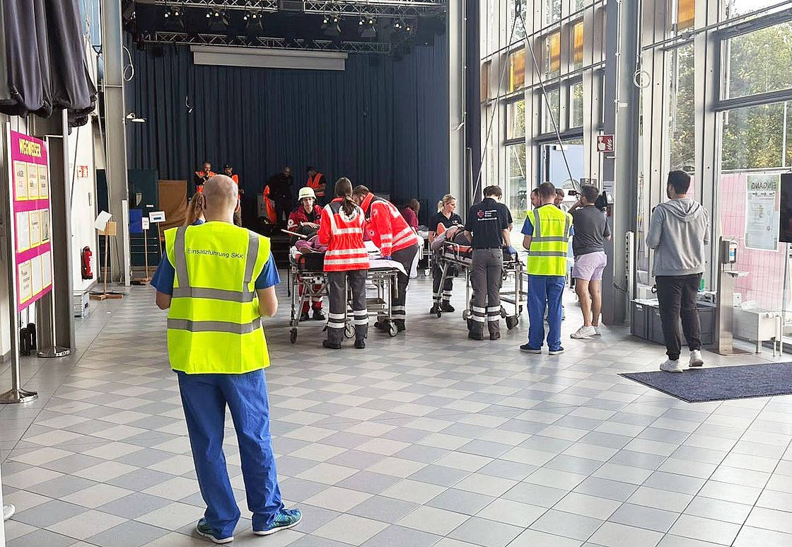 Das Bild zeigt die Sichtung eines Opfers während der Großübung