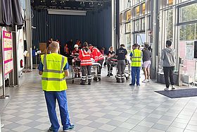 Das Bild zeigt die Sichtung eines Opfers während der Großübung