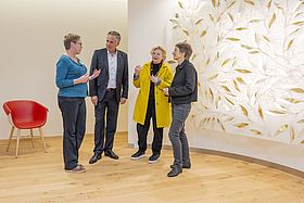 Seelsorgerin Christine Dehmel, Geschäftsführer Markus Heming, Künstlerin Gabriele Wilpers und Bürgermeisterin Bettina Lisbach vor dem Kunstwerk (v.l.n.r.).