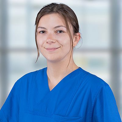 Das Bild zeigt ein Porträt von Isabel Schobesberger