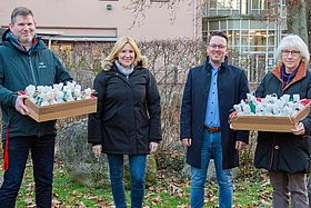 Das Bild zeigt die Spendenübergabe vor der Klinik