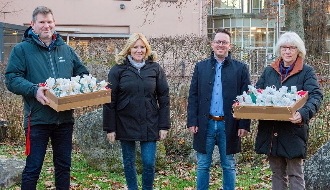 Das Bild zeigt die Spendenübergabe vor der Klinik