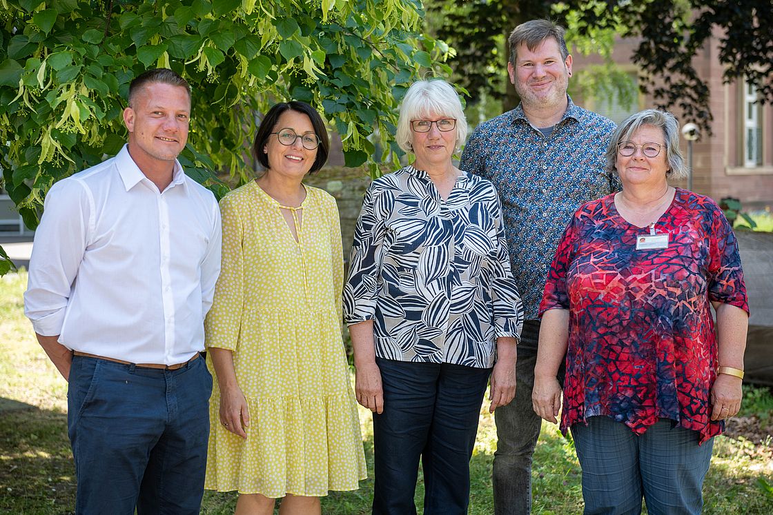 Das Bild zeigt ein Gruppenfoto anlässlich der Staffelübergabe der pädagogischen Leitung der Kinderpsychiatrie von Susanne Kaltenbrunn an Dirk Hilgendorf.