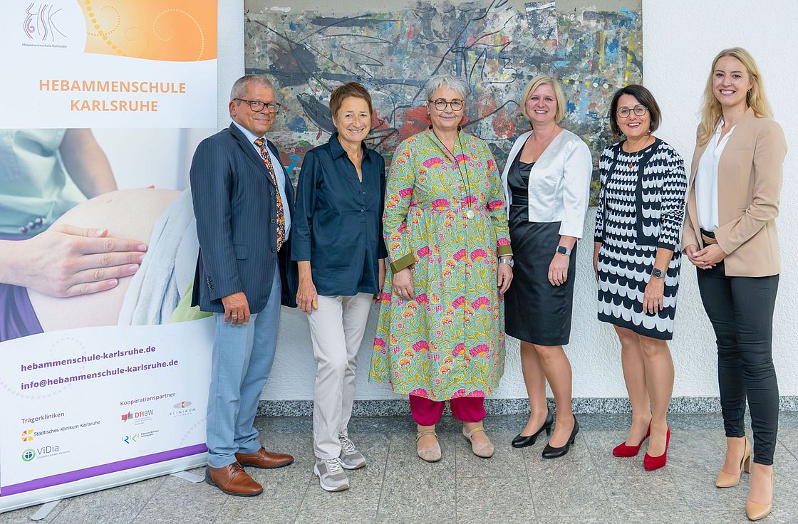 Das Bild zeigt Jürgen Schnebel (Pflegedirektor ViDia Christliche Kliniken Karlsruhe), Bettina Lisbach, Romy Koch, Carmen Happe (Gesamtleiterin des Bildungscampus am Städtischen Klinikum Karlsruhe), Elvira Schneider und Caroline Schubert beim Festakt (v.l.n.r.).