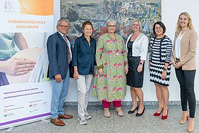 Das Bild zeigt Jürgen Schnebel (Pflegedirektor ViDia Christliche Kliniken Karlsruhe), Bettina Lisbach, Romy Koch, Carmen Happe (Gesamtleiterin des Bildungscampus am Städtischen Klinikum Karlsruhe), Elvira Schneider und Caroline Schubert beim Festakt (v.l.n.r.).