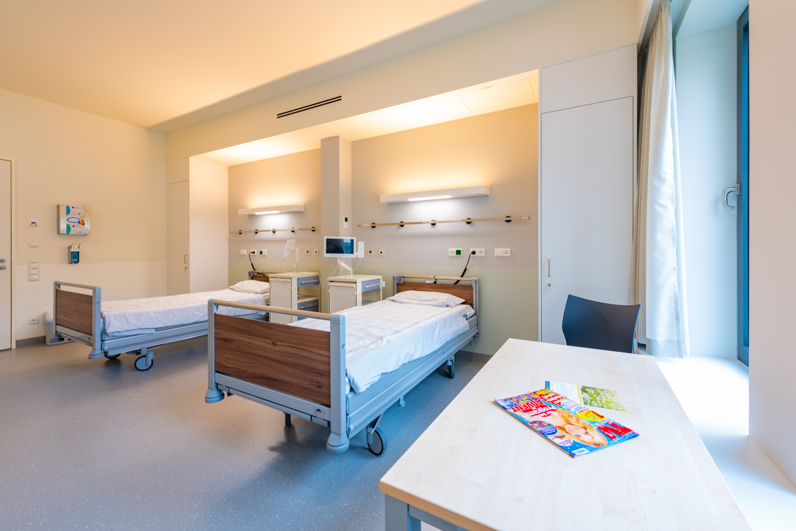 Das Bild zeigt ein Patientenzimmer in Haus M