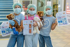 Die Kinder haben im Teddy-Klinikum Behandlungspläne und Patientenfragebogen für ihre Kuscheltiere bekommen.