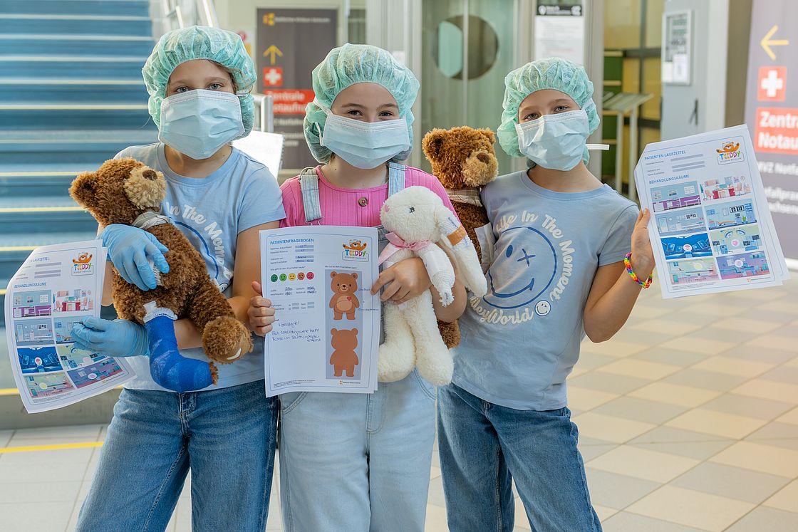 Die Kinder haben im Teddy-Klinikum Behandlungspläne und Patientenfragebogen für ihre Kuscheltiere bekommen.