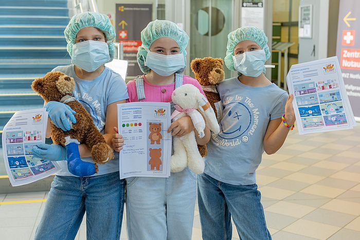 Die Kinder haben im Teddy-Klinikum Behandlungspläne und Patientenfragebogen für ihre Kuscheltiere bekommen.