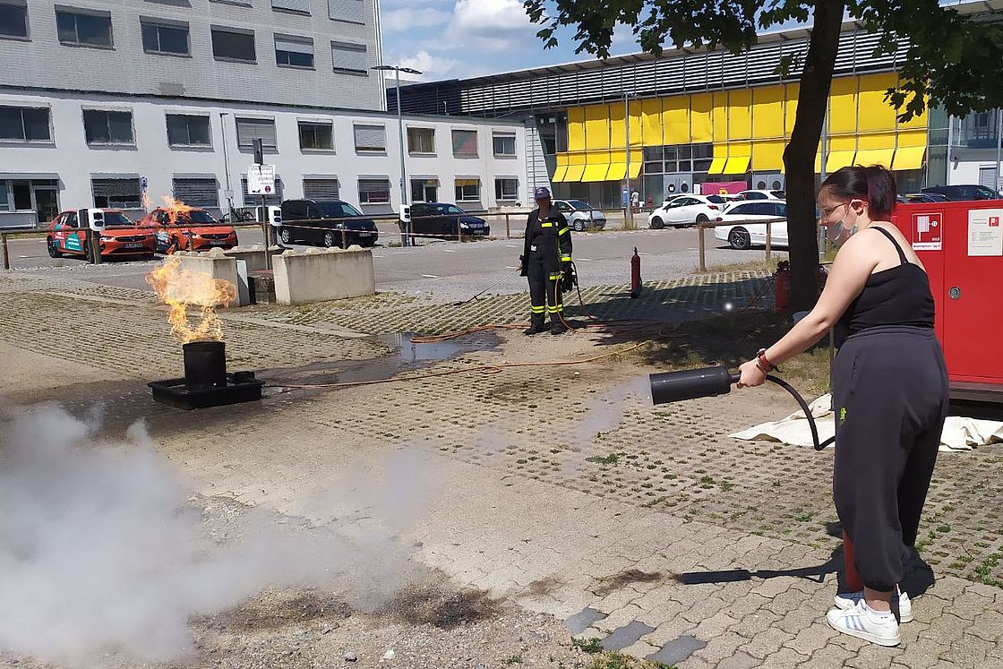 Feuerlöschtraining der MTL-Schule