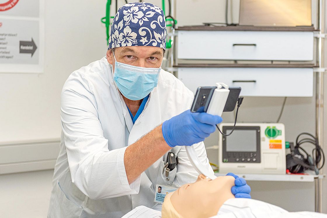 Prof. Uwe Spetzger bei der Demonstration einer Intubation mit einem Videolaryngoskop