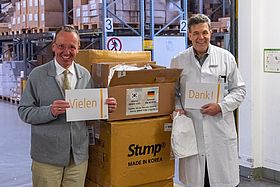 Übergabe Schutzanzüge