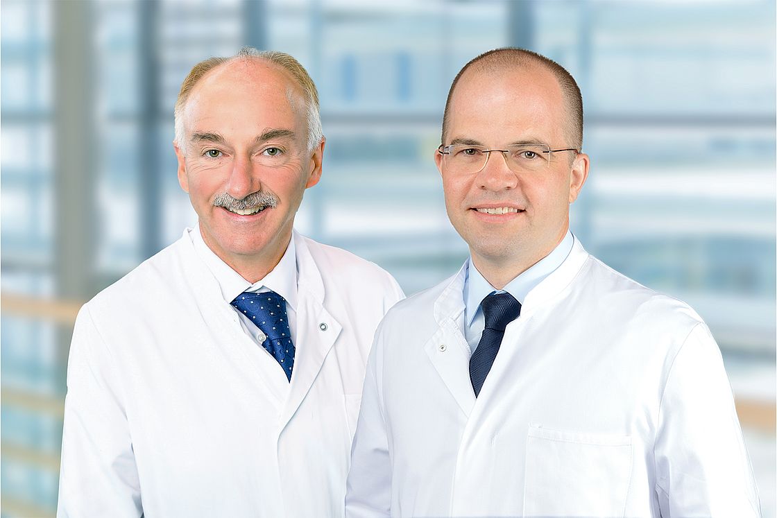 Bild der beiden Klinikdirektoren Prof. Dr. Liebwin Goßner (Medizinische Klinik II) und Prof. Dr. Jochen Gaedcke (Klinik für Allgemein- und Visceralchirurgie).