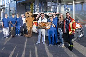 Das Bild zeigt die offizielle Inbetriebnahme des neuen Kindernotarztwagens