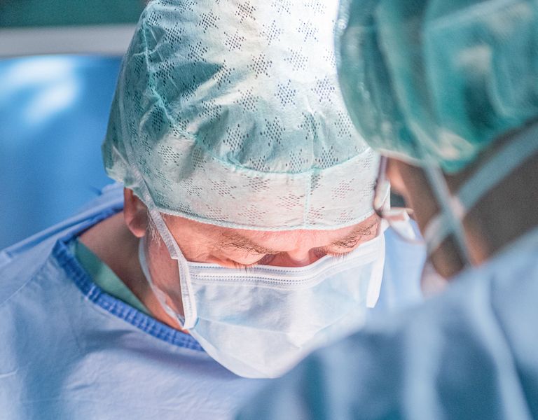 Das Bild zeigt eine Operation in der Gefäßchirurgie