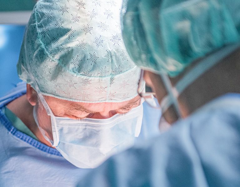 Das Bild zeigt eine Operation in der Gefäßchirurgie