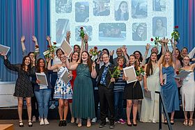 Das Bild zeigt die Zeugnisübergabe an die MTL-Azubis