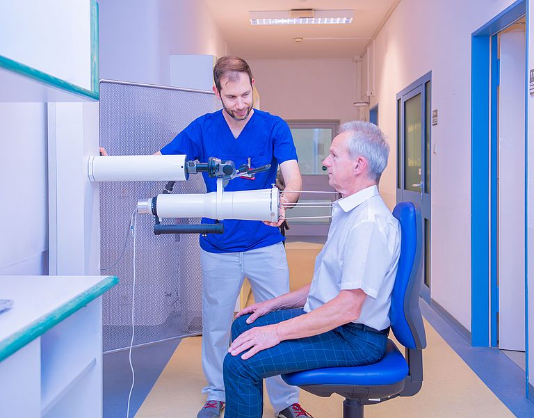 Das Bild zeigt einen stationären Patienten bei der Radiojodtherapie.