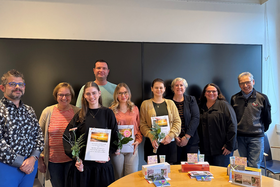 Das Bild zeigt die DHBW-Absolventinnen und Gratulierende