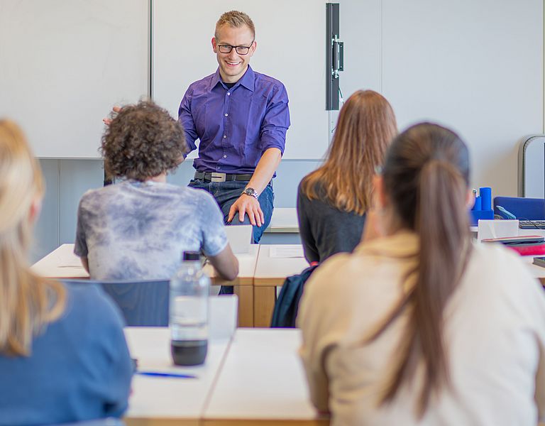 Das Bild zeigt einen Blick in einen Unterrichtsraum.