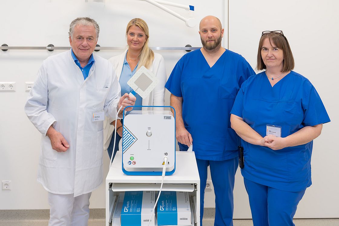 Das Bild zeigt Prof. Dr. Martin Storck, Direktor der Klinik für Gefäßchirurgie, und sein Team mit dem neuen CPT-Cube.