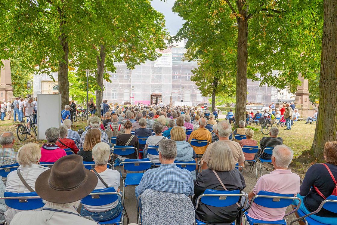 Das Bild zeigt viele Zuhörerinnen und Zuhörer beim Benefizkonzert