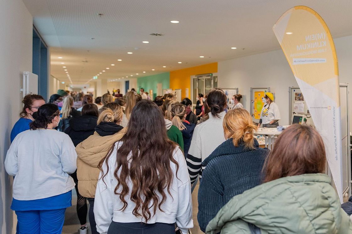 Das Bild zeigt viele Menschen beim Markt der Möglichkeiten.