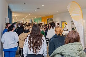 Das Bild zeigt viele Menschen beim Markt der Möglichkeiten.