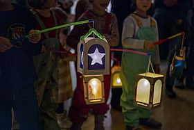 Das Bild zeigt Laternen der Kitakinder.