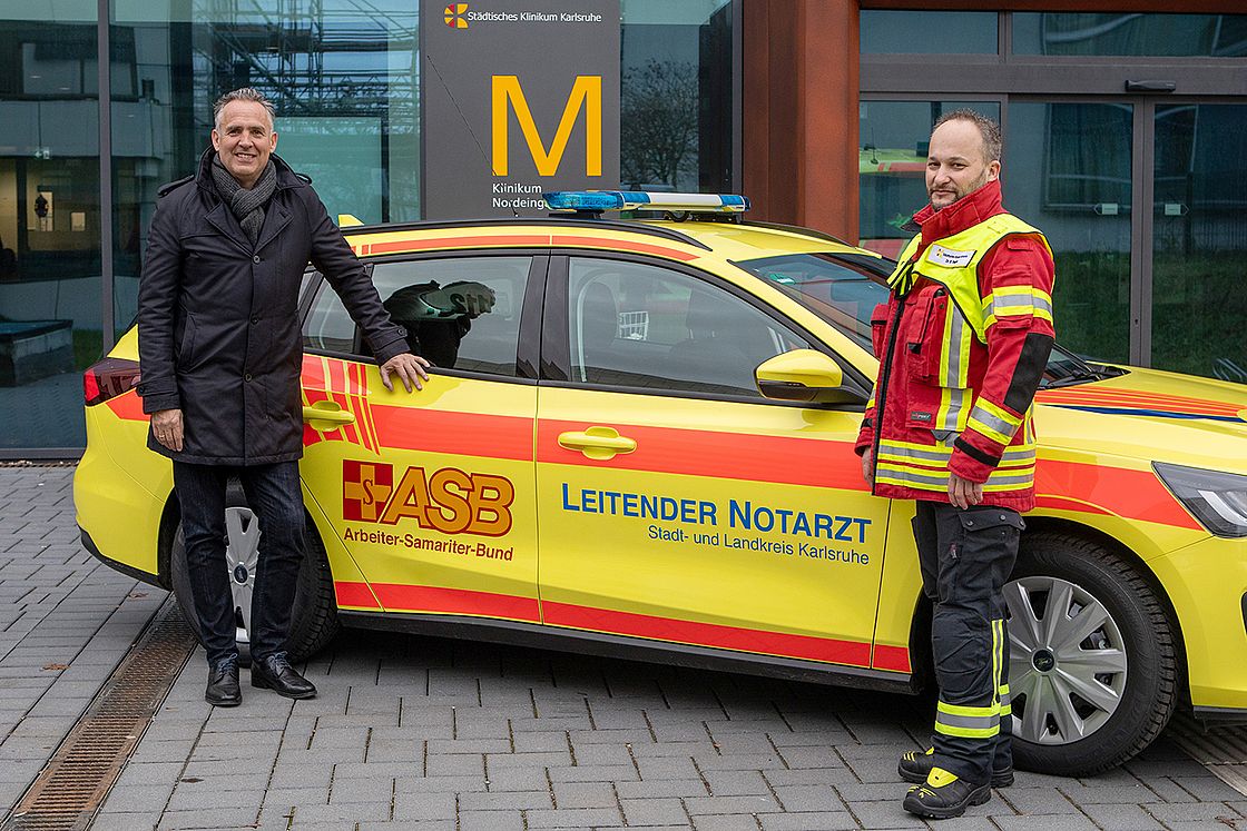 Das Bild zeigt Herrn Heming und Herrn Dr. Bergau bei der Fahrzeugübergabe für den leitenden Notarzt