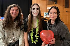 Das Bild zeigt Anna Reuter (Mitte) mit ihren Mitauszubildenden.