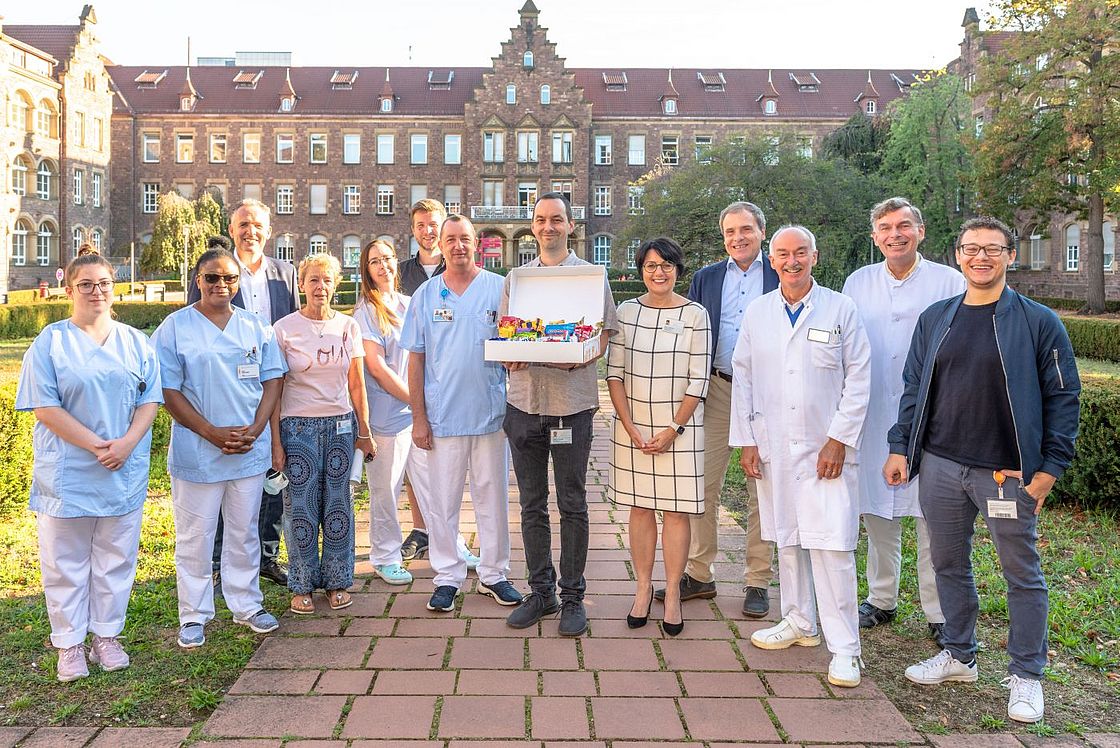 Das Bild zeigt Geschäftsführer, Vertreter der Pflegedirektion und Auszubildende des Klinikums mit einem Geschenkkorb.