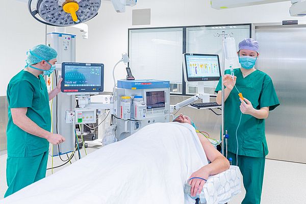 Das Bild zeigt einen Patienten auf einer Liege im OP