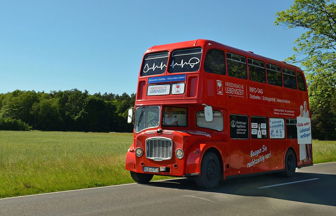 Das Bild zeigt den Londonbus auf Tour