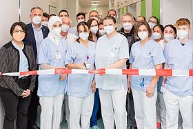 Das Bild zeigt eine Auszubildende, die symbolisch die Station Kolibri eröffnet