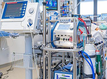 Das Bild zeigt eine ECMO (re.) sowie eine Impella-Pumpe (li.), zur Aufrechterhaltung des Herz-Kreislaufsystems.