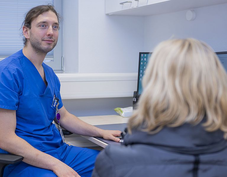 Das Bild zeigt ein Arzt-Patienten-Gespräch im MVZ.