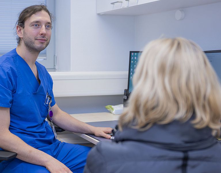 Das Bild zeigt ein Arzt-Patienten-Gespräch im MVZ.