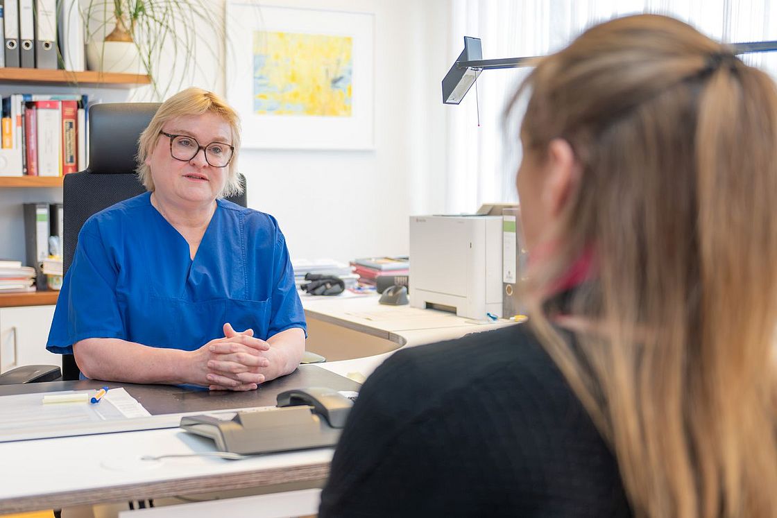 Das Bild zeigt Dr. Margarethe Schmier im Gespräch mit einer Patientin