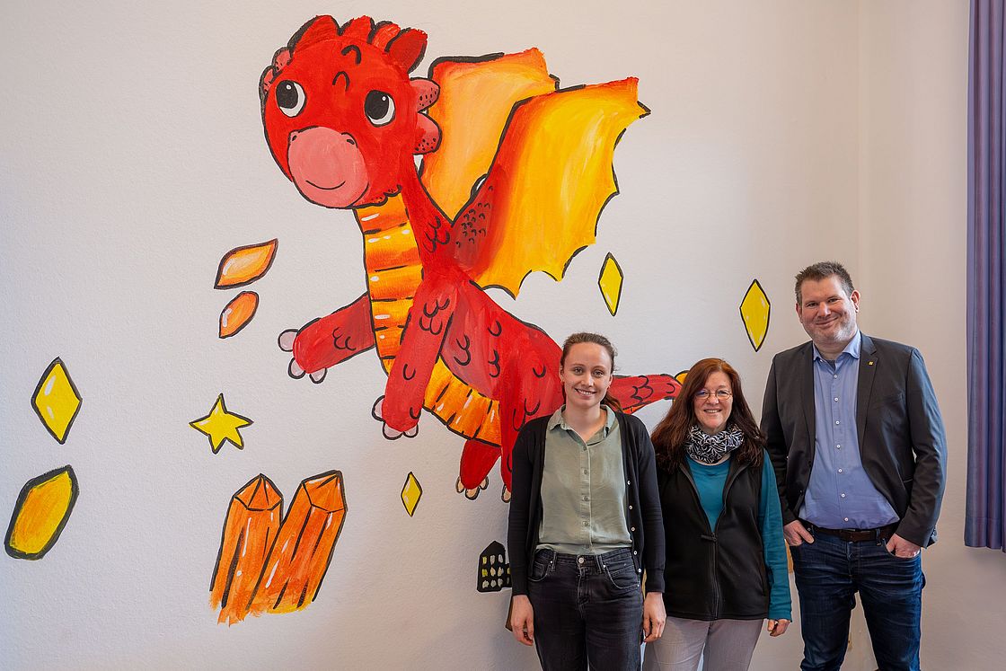 Das Bild zeigt Dr. Julia Fahrer, Dr. Kerstin Heineken und Meike Bottlender (v.l.) im Ruhe- und Bewegungsraum der Station C27