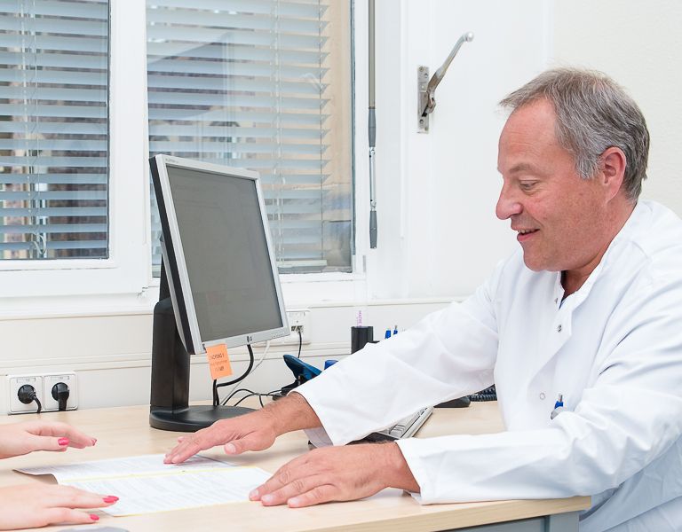 Das Bild zeigt eine Patientin und einen Arzt im Gespräch