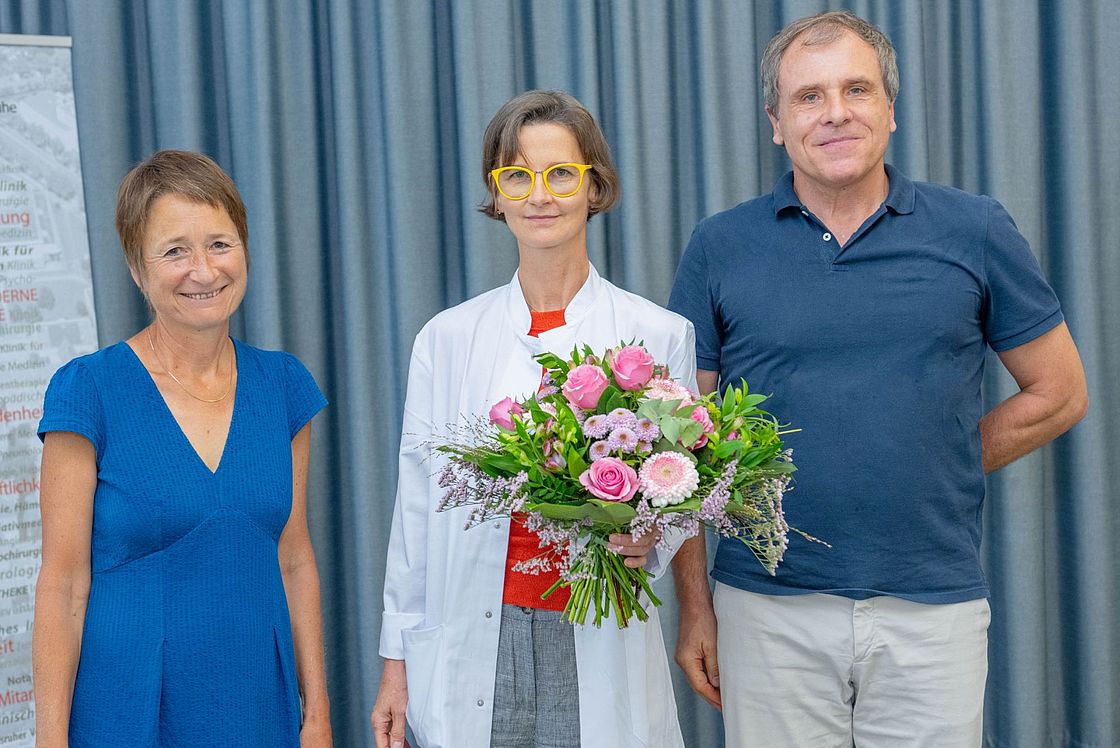 Das Bild zeigt Bürgermeisterin Bettina Lisbach, Privatdozentin Dr. Verena Ellerkamp und den Medizinischen Geschäftsführer Prof. Michael Geißler (v.l.n.r.)