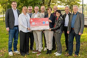 Übergabe des symbolischen Spendenschecks