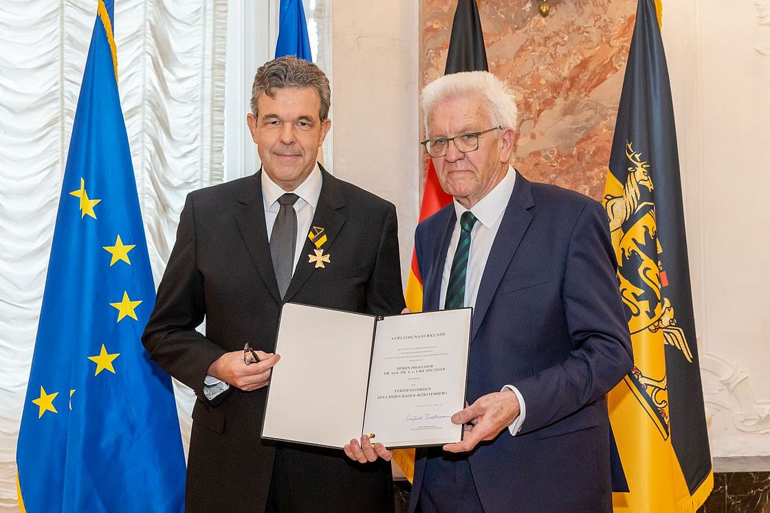 Das Bild zeigt die Verleihung des Verdienstordens des Landes Baden-Württemberg an Prof. Uwe Spetzger