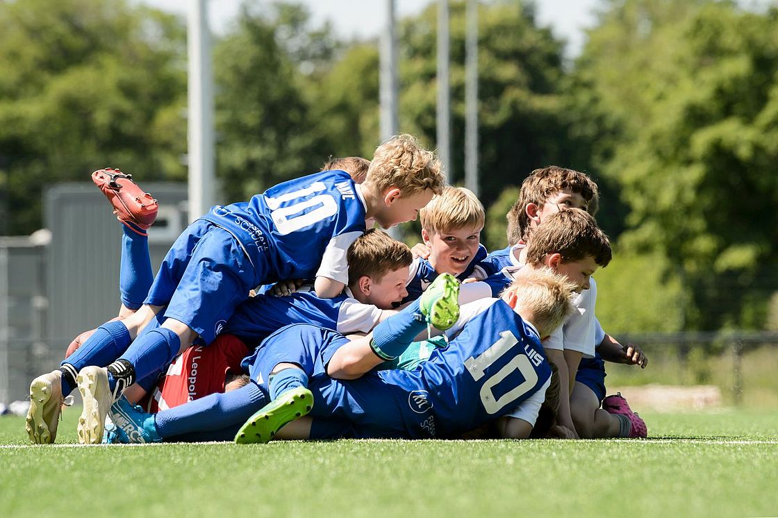 Das Bild zeigt Teilnehmende eines KSC-Fußball-Camps