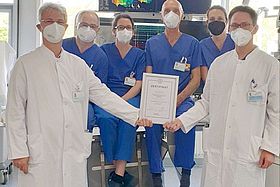 Prof. Dr. Julian Widder (li.), PD Dr. Armin Luik (re.) und ihr Team freuen sich über die Zertifizierung.