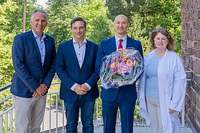Das Bild zeigt Markus Heming (Kaufmännischer Geschäftsführer), Prof. Dr. Dr. Martin Holderried (Medizinischer Geschäftsführer), Dr. Roland Schwab und Prof. Dr. Katja Lindel (Direktorin der Klinik für Radioonkologie und Strahlentherapie).